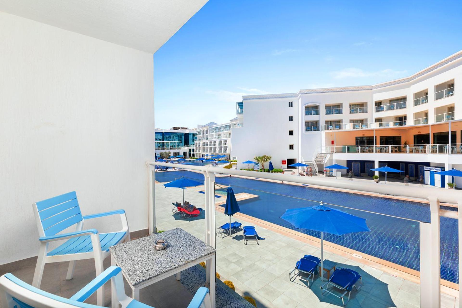 Pickalbatros Blu Spa Resort - Adults Friendly 16 Years Plus- Ultra All-Inclusive Hurghada Luaran gambar Balcony view of the pool at the Hilton Garden Inn